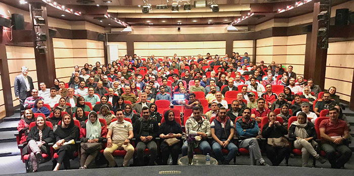 Canlı bir KarmaQuit seminerinde dolu bir salon